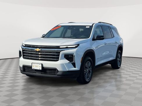 Used 2026 Chevrolet Traverse LT AWD/4WD image 3