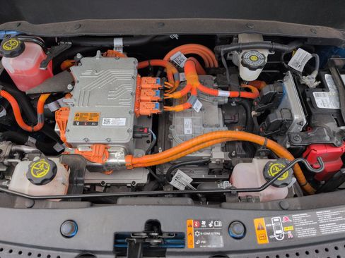 Certified 2022 Chevrolet Bolt EUV LT w/ Convenience Package FWD image 29
