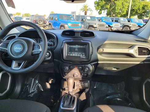 Used 2019 Jeep Renegade Latitude FWD image 11