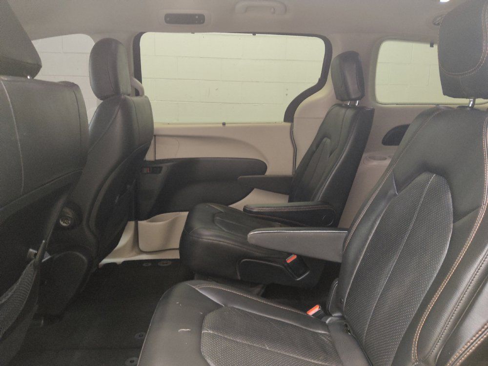 Used 2020 Chrysler Pacifica Touring-L FWD image 18