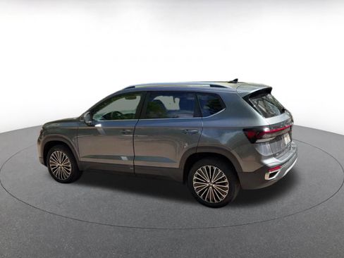 Used 2025 Volkswagen Taos SE FWD image 10
