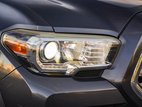 Used 2016 Toyota Tacoma TRD Off-Road w/ Towing Package image 2