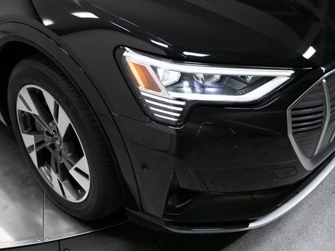 Used 2022 Audi e-tron Premium Plus w/ Premium Plus Package image 12