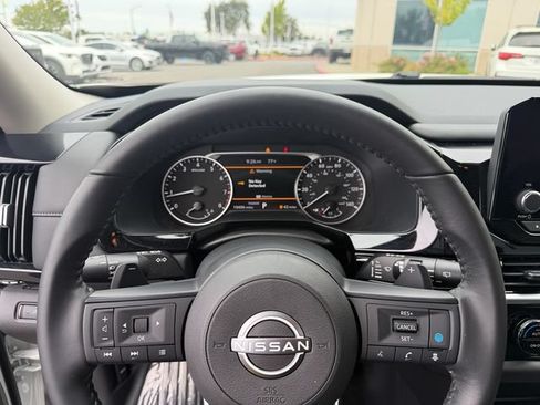 Used 2024 Nissan Pathfinder SV FWD image 15