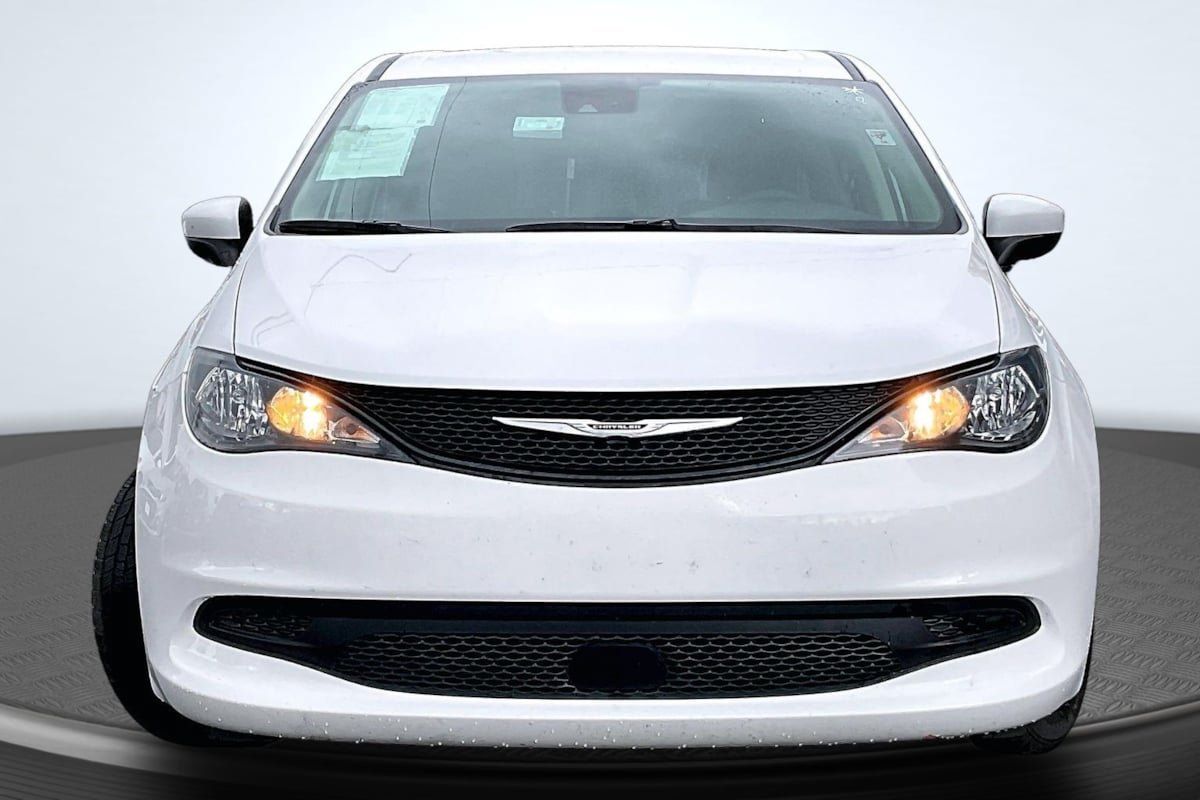 Used 2023 Chrysler Voyager LX FWD image 3