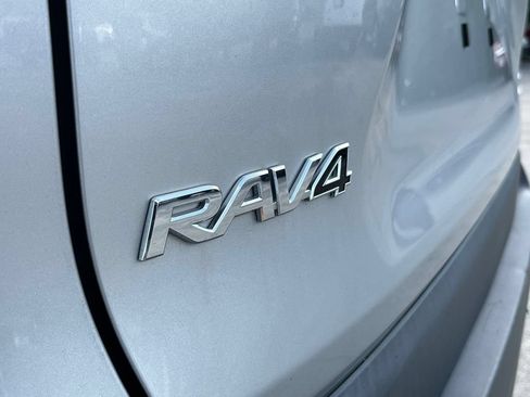 Used 2022 Toyota RAV4 XLE AWD/4WD image 8