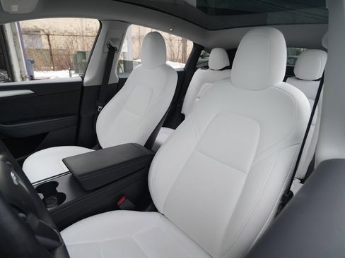 Used 2022 Tesla Model Y Long Range image 19