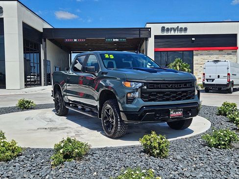 Used 2025 Chevrolet Silverado 1500 Custom Trail Boss w/ Dark Appearance Package image 4