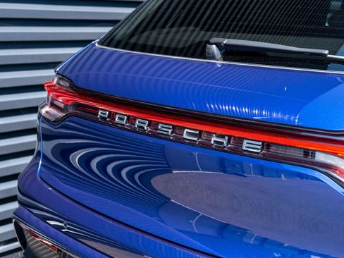 Certified 2024 Porsche Macan AWD/4WD image 22