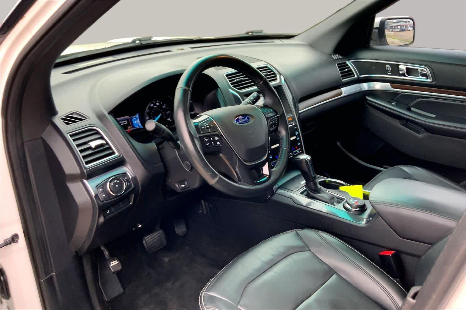 Used 2017 Ford Explorer Limited w/ Equipment Group 303A AWD/4WD image 17