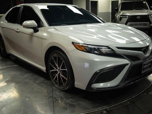 Used 2023 Toyota Camry SE FWD image 5