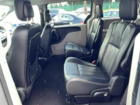Used 2014 Chrysler Town & Country Touring-L w/ Driver Convenience Group FWD image 16