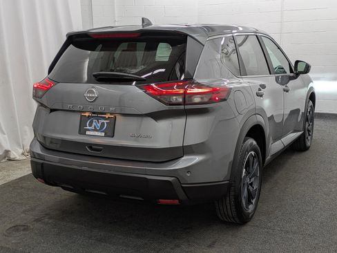 Used 2024 Nissan Rogue SV image 2