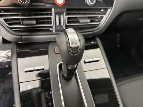 Certified 2025 Porsche Macan image 32