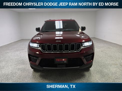 Used 2025 Jeep Grand Cherokee Laredo X AWD/4WD image 2