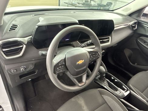 Used 2025 Chevrolet TrailBlazer LT AWD/4WD image 4
