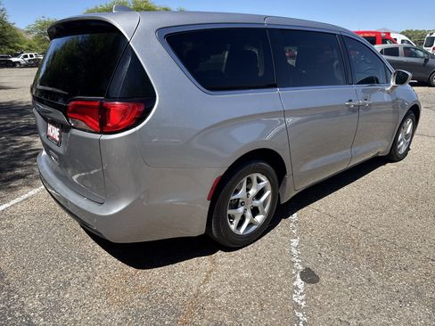 Used 2019 Chrysler Pacifica Touring Plus w/ Tire & Wheel Group FWD image 7
