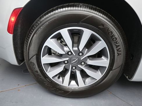 Used 2024 Chrysler Pacifica Limited FWD image 43