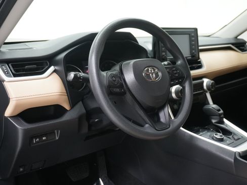 Used 2022 Toyota RAV4 LE image 10