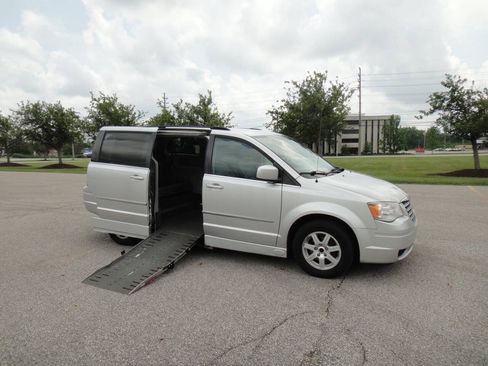 Used 2010 Chrysler Town & Country Touring FWD image 2