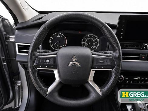 Used 2025 Mitsubishi Outlander ES FWD image 13