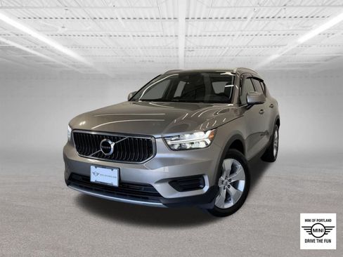 Used 2022 Volvo XC40 T4 Momentum FWD image 1