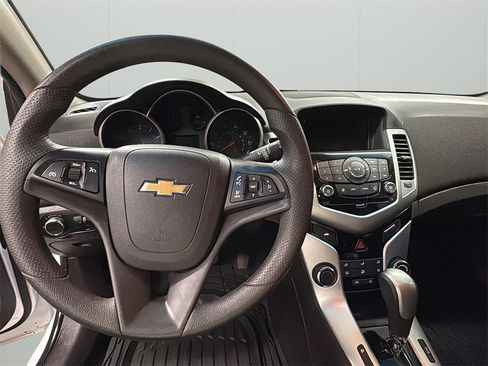 Used 2016 Chevrolet Cruze LT w/ Technology Package image 9