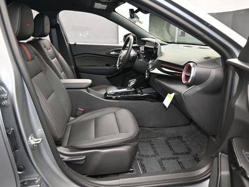 Used 2025 Chevrolet Trax RS w/ Driver Confidence Package image 43