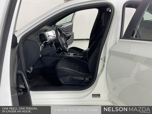 Used 2024 Volkswagen Jetta Sport image 11