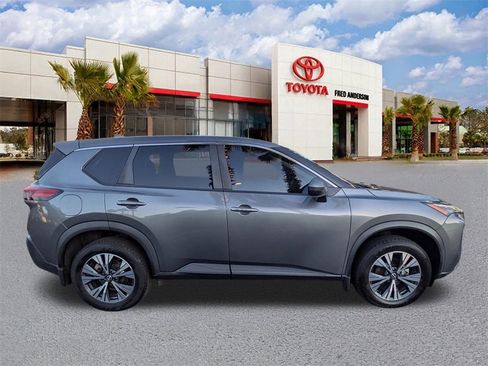 Used 2022 Nissan Rogue SV image 3