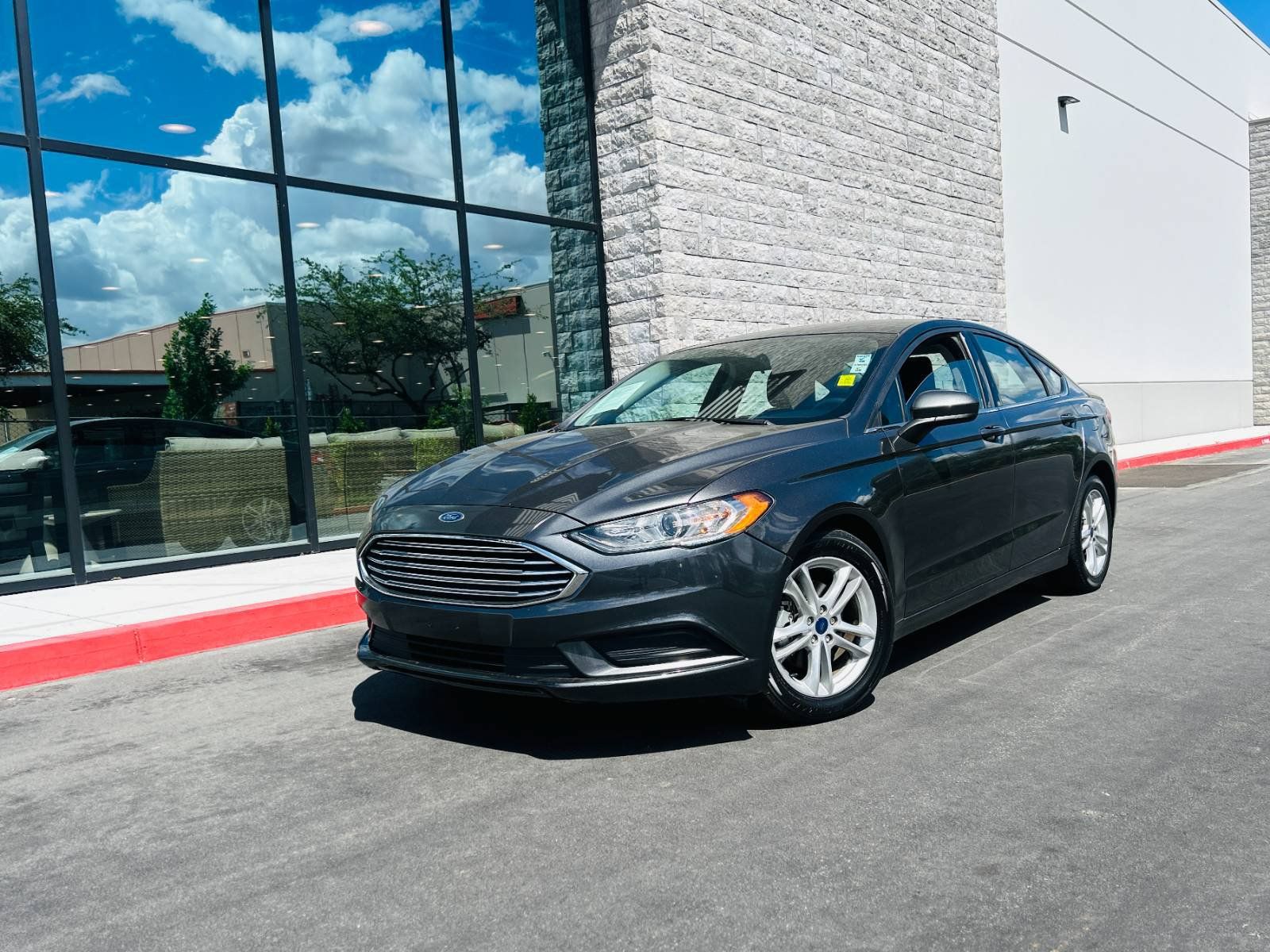 Used 2020 Ford Fusion SE FWD image 32
