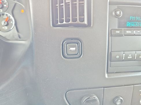 Used 2017 Chevrolet Express 2500 RWD image 28