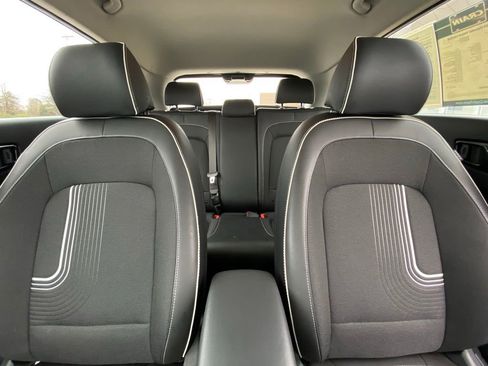 Used 2024 Hyundai Venue Limited FWD image 32