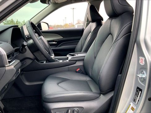 Certified 2025 Toyota Grand Highlander AWD image 8