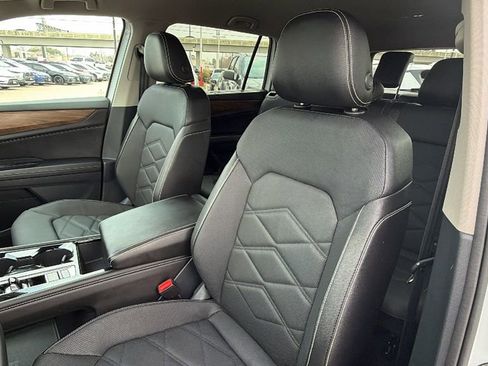 Used 2025 Volkswagen Atlas SE image 14