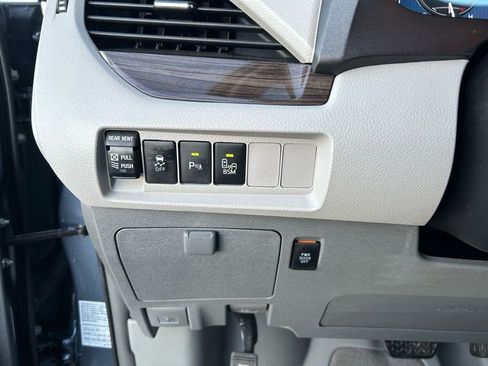 Used 2016 Toyota Sienna XLE Premium image 24