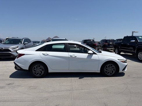Used 2024 Hyundai Elantra SEL FWD image 3