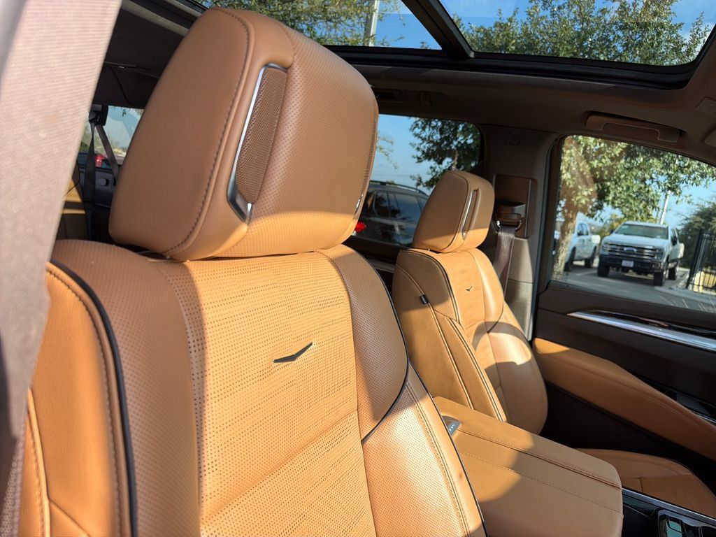 Used 2025 Cadillac Escalade ESV Premium Luxury AWD/4WD image 37