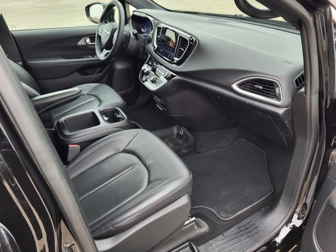 Used 2025 Chrysler Pacifica Select image 9