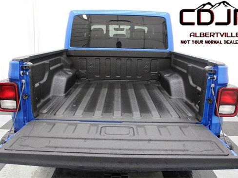 Used 2023 Jeep Gladiator Rubicon w/ Cold Weather Group image 9