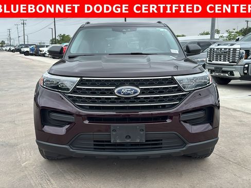Used 2023 Ford Explorer XLT image 2
