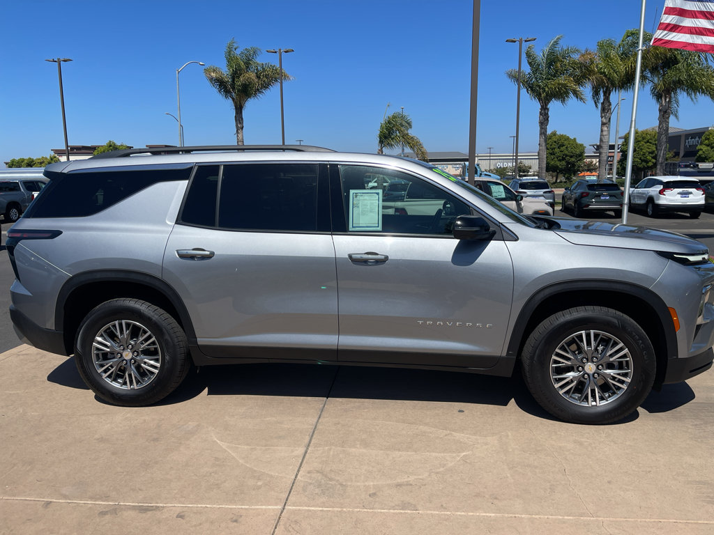 Used 2025 Chevrolet Traverse LT FWD image 16