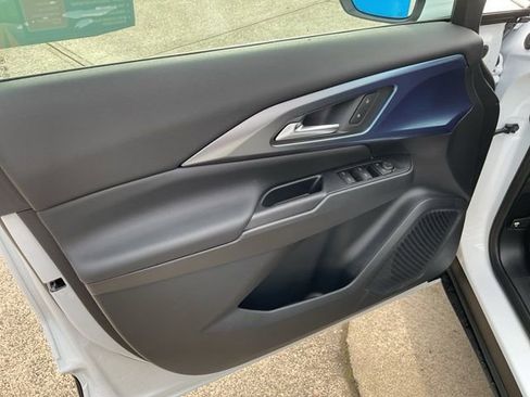 New 2026 Chevrolet Equinox EV LT image 21