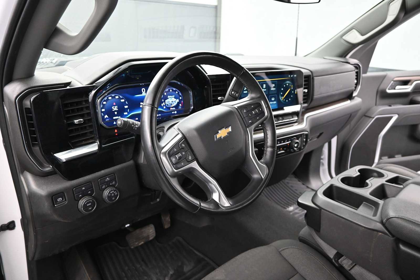 Used 2025 Chevrolet Silverado 2500 LT w/ Convenience Package AWD/4WD image 10
