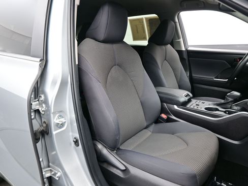 Used 2024 Toyota Highlander LE AWD/4WD image 14