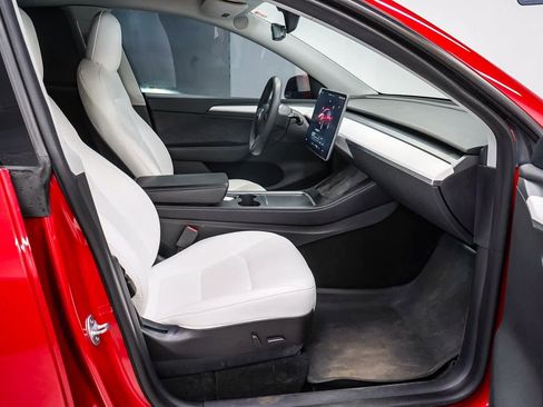 Used 2022 Tesla Model Y Long Range image 16