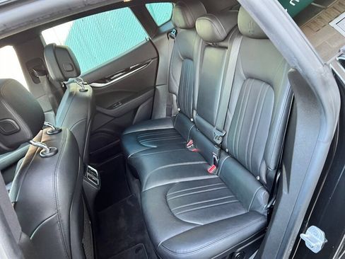 Used 2018 Maserati Levante image 21