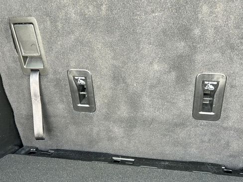 Used 2024 GMC Yukon XL SLT image 11