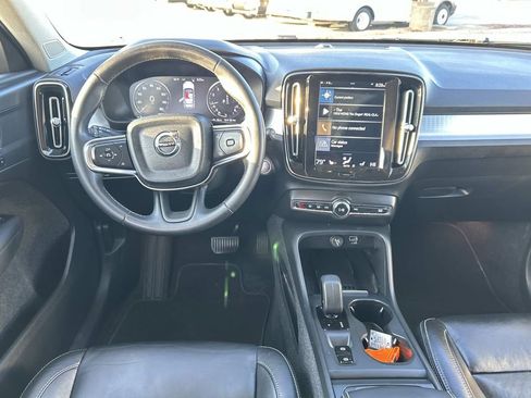 Used 2022 Volvo XC40 T5 Momentum image 18