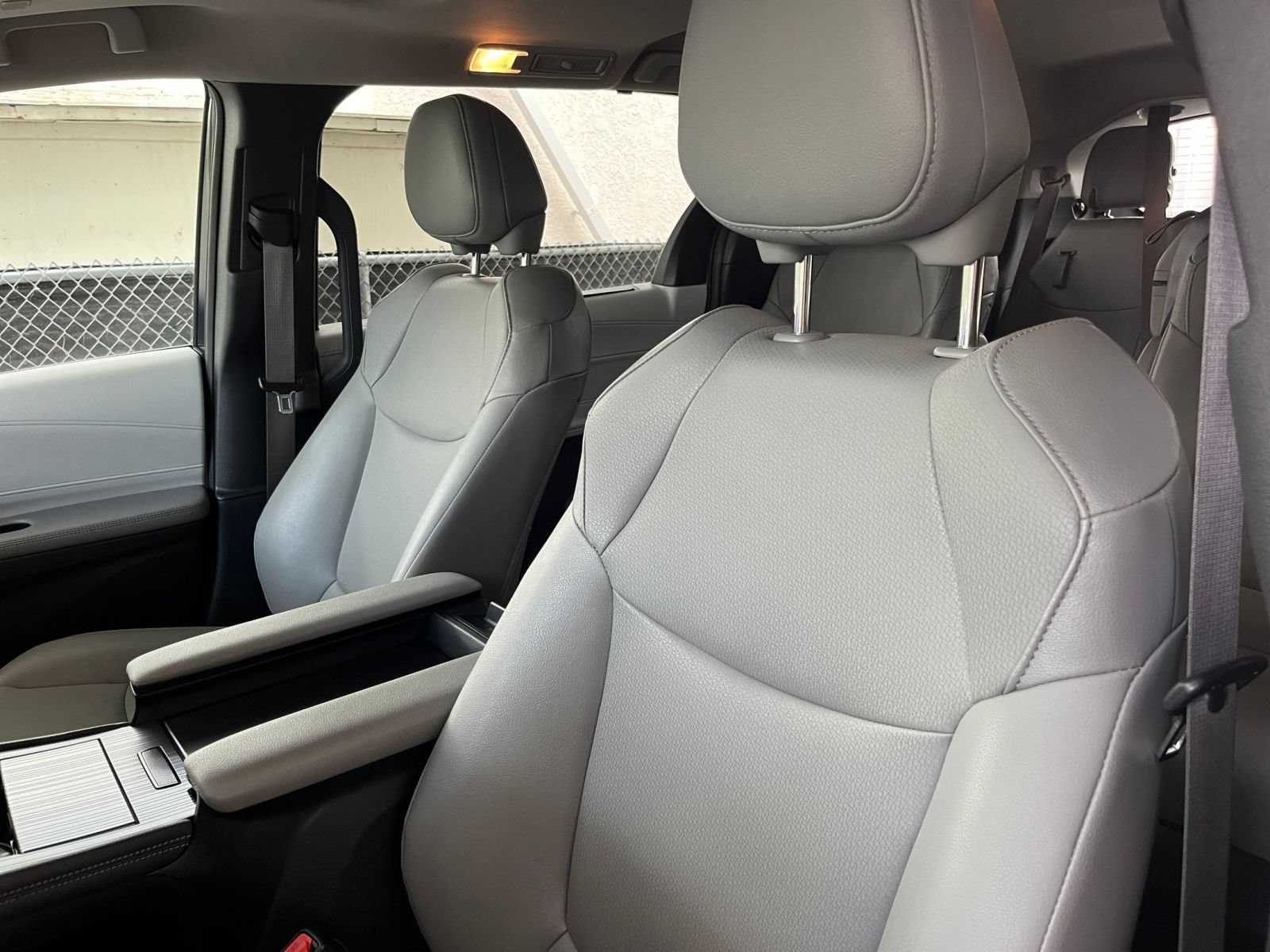 Used 2025 Toyota Sienna XLE FWD image 38